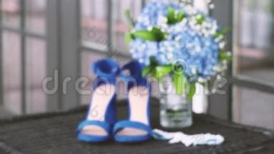 新娘礼服，结婚鞋。 <strong>婚礼</strong>装饰品特写4k跟随焦点。